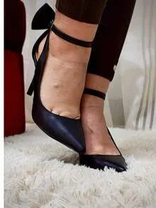 Scarpin Preto com Laço Traseiro e Salto Fino