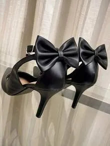 Scarpin Preto com Laço Traseiro e Salto Fino