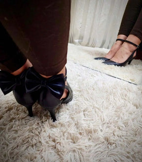 Scarpin Preto com Laço Traseiro e Salto Fino
