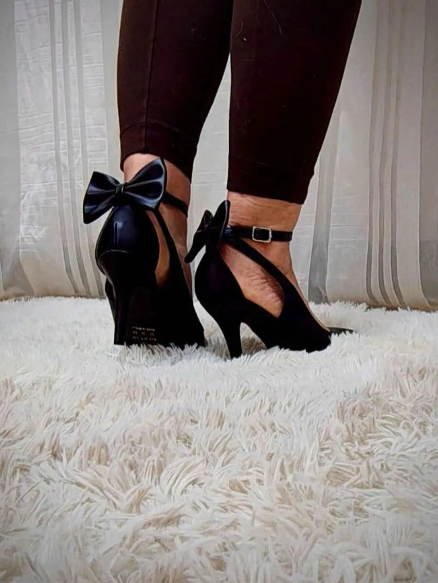 Scarpin Preto com Laço Traseiro e Salto Fino